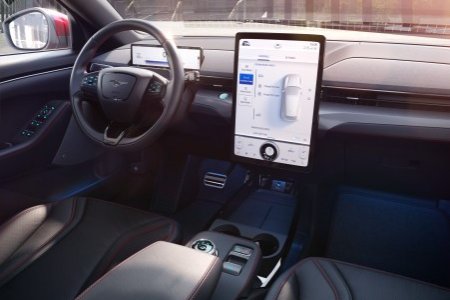 Az új Ford Mustang Mach-E belső tere - a kevesebb több