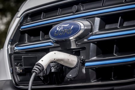 A tisztán elektromos hajtású Ford Transit megkezdi kemény munkáját 