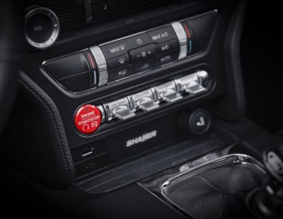 Ford Mustang piros indítógomb